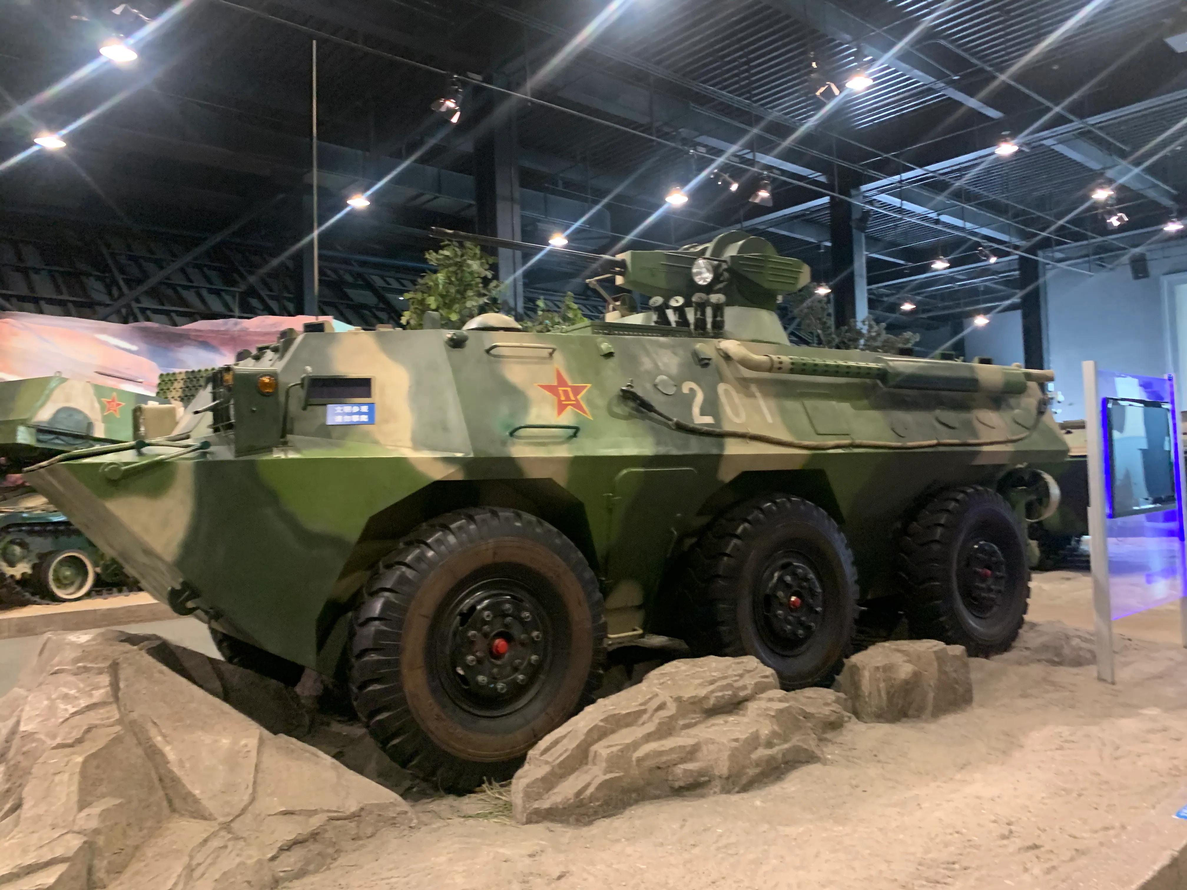 军事迷参观坦克,东方绿舟军事