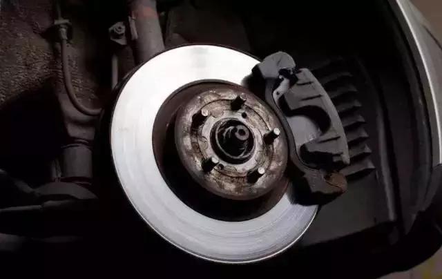 更换刹车盘的标准步骤及注意事项,三分钟带你看懂刹车系统
