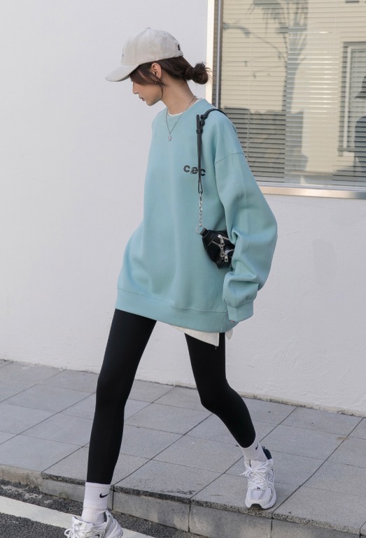 什么裤配裙子裤子显瘦又保暖,穿来穿去还是t恤最舒服又大方