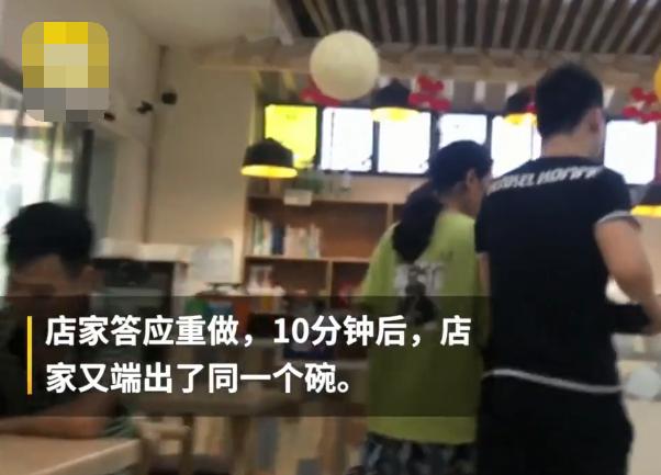 “好歹把碗换一下吧!”砂锅吃出蟑螂,重做后竟端出同一个碗