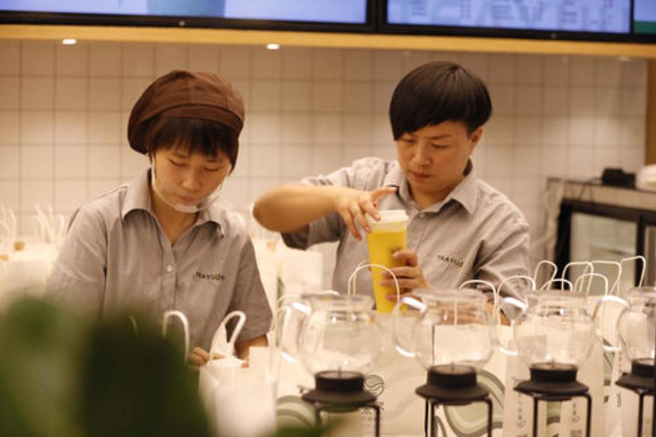 茶颜悦色武汉排队,武汉第一家茶颜悦色开业场面火爆