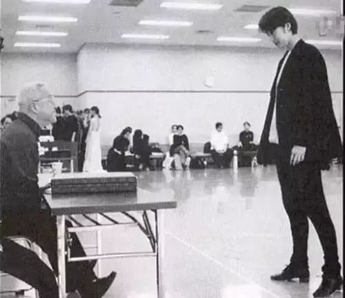 宝冢歌剧团男役可爱片段,宝冢歌剧团男役展示魅力