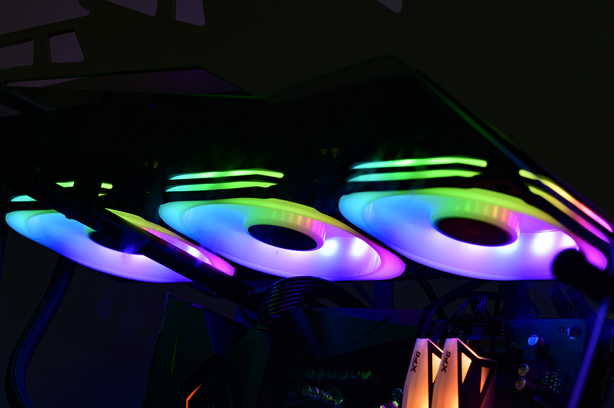 颜值与个性共舞，大水牛铁血战士异形机箱，越夜越有机