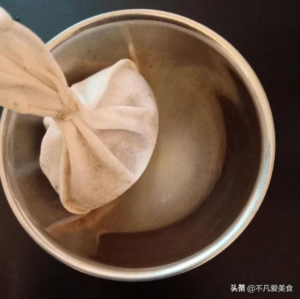 夏天太热了喝一杯冰镇果汁,天气太热了来杯果汁凉快解暑