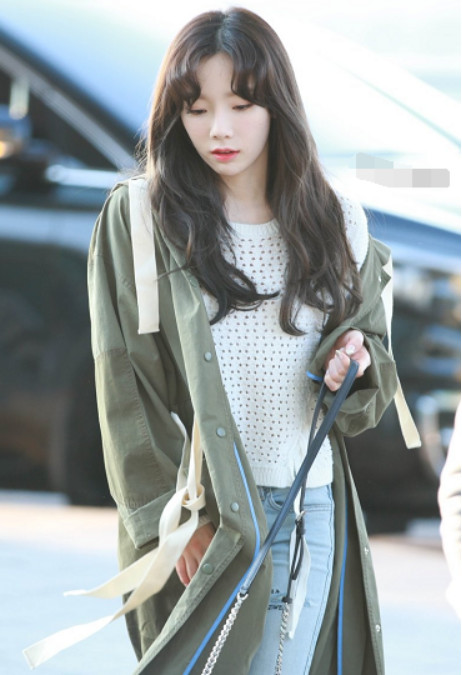 金泰妍白t牛仔裤,金泰妍背带裤