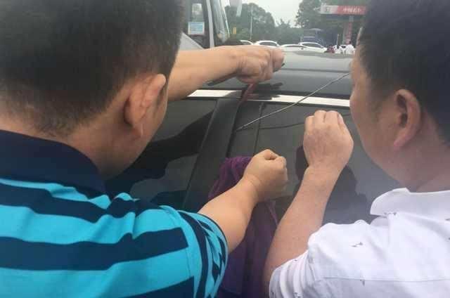 车钥匙锁车里了如何砸玻璃,车钥匙被锁在车里根本不用砸车窗