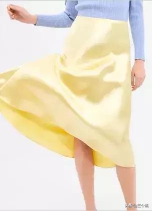 今年流行的裙子不穿高跟鞋,今年流行时髦的裙子冬天穿的
