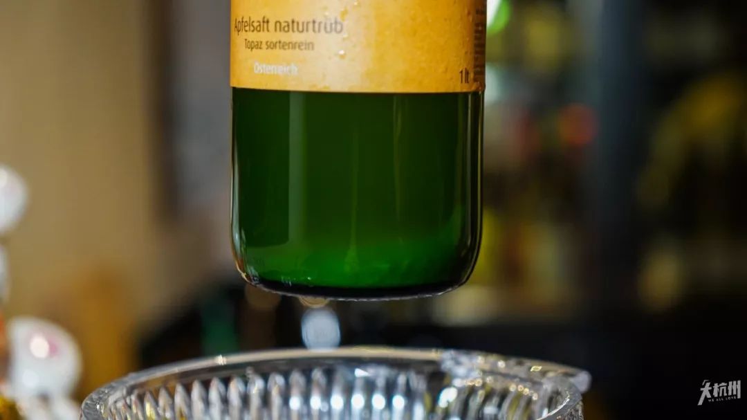 自从走进杭州这家酒吧，我就彻底入了新生代网红“自然酒”的坑