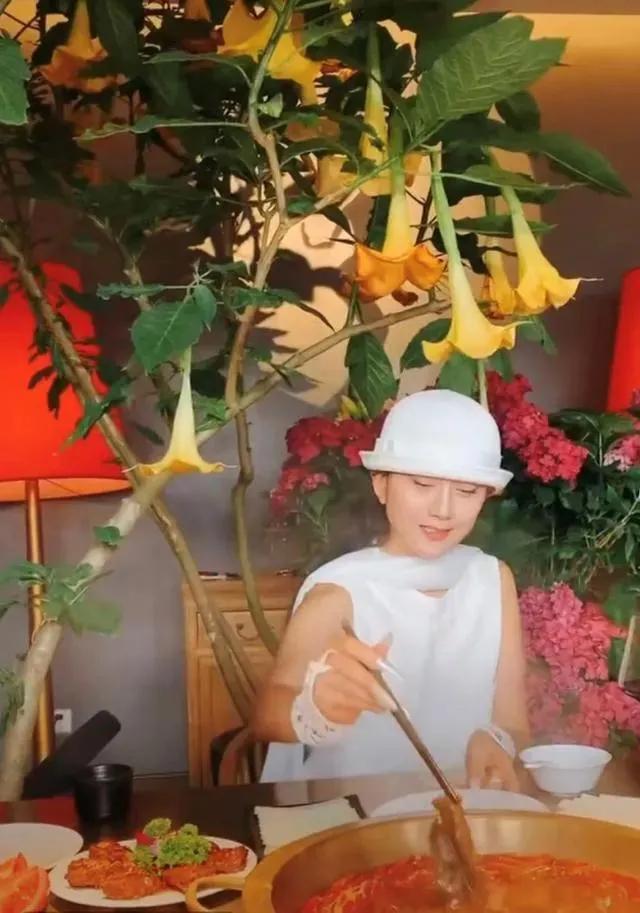 杨丽萍为什么不能生育,杨丽萍回应不生孩子争议