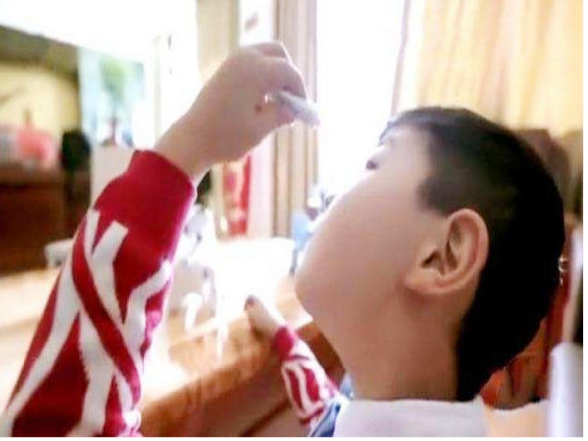 宝宝误食了普通胶水,小孩误食502胶怎样自救