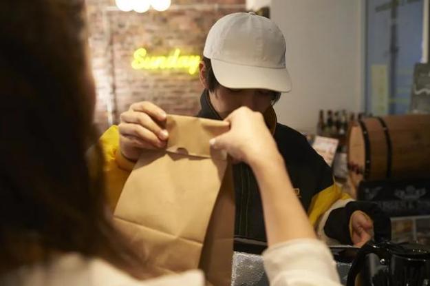 女研究生找不到工作流落街头,女研究生哭诉找不到工作