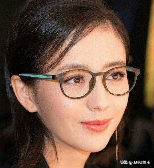 郑爽、刘诗诗、迪丽热巴等女星戴眼镜——这就是明星跟素人的差别