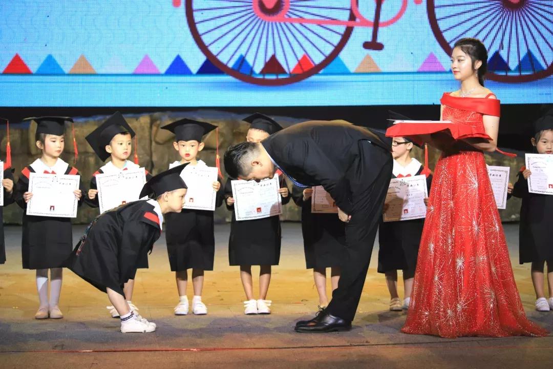 24名成都家长告诉你育文好在哪？受宠爱独生女竟变成贴心大姐姐