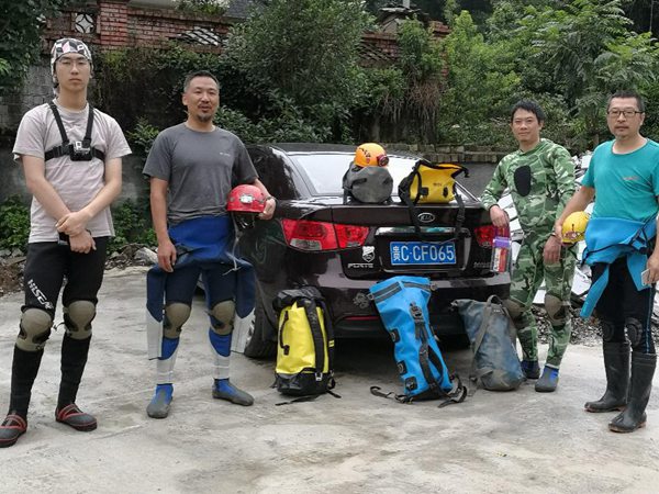 16岁留美高中生回国科考，变身“老鼠人”下悬崖探8000米洞穴