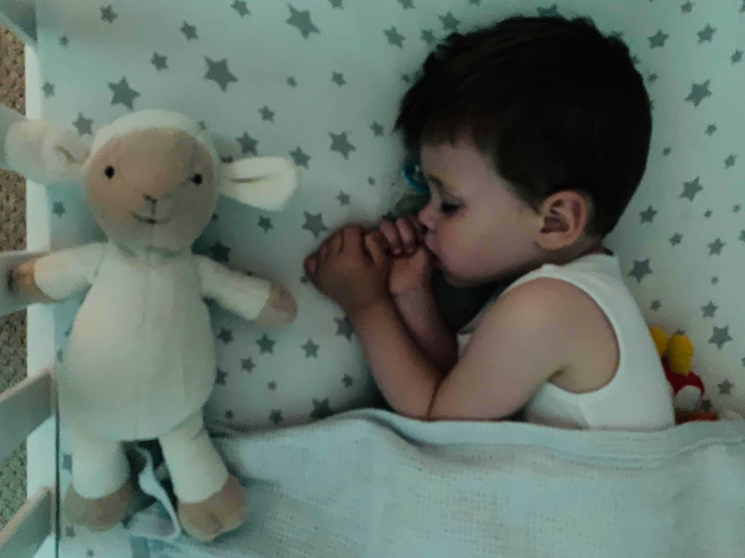 宝宝晚上房间的灯亮好还是微暗好,幼儿晚上睡觉有微弱的灯光好吗