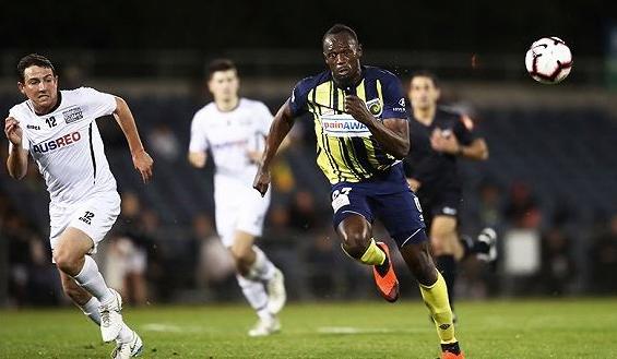 他被誉为体坛最强怪物，是世界上最快的男人，女友才1米5，