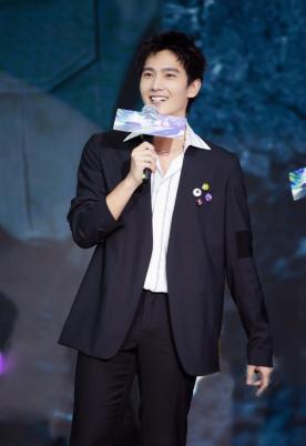 杨洋蒙奇奇发型,杨洋新造型视频