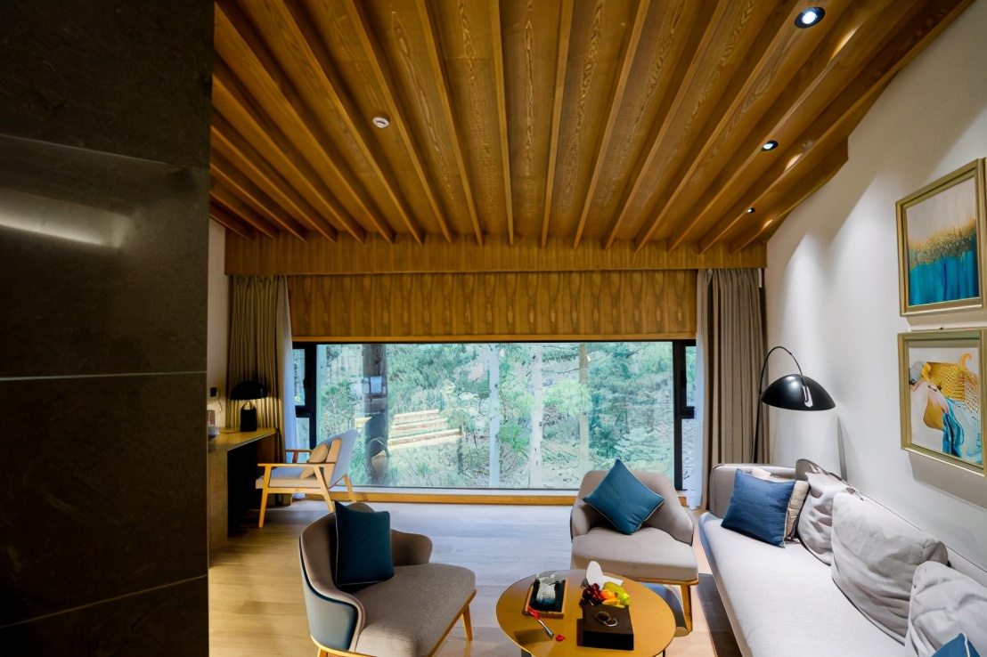 商量岗内的这家酒店,四季气候适宜居住,住客宛若身处桃花源