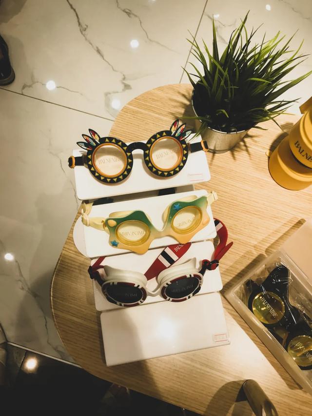 带娃游泳必须戴泳镜吗,儿童学游泳适合戴大框泳镜吗