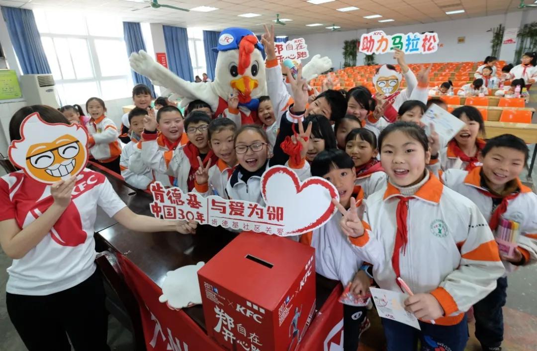 小小的足球装着美好的童年和梦想,小小足球承载着孩子的欢乐与梦想