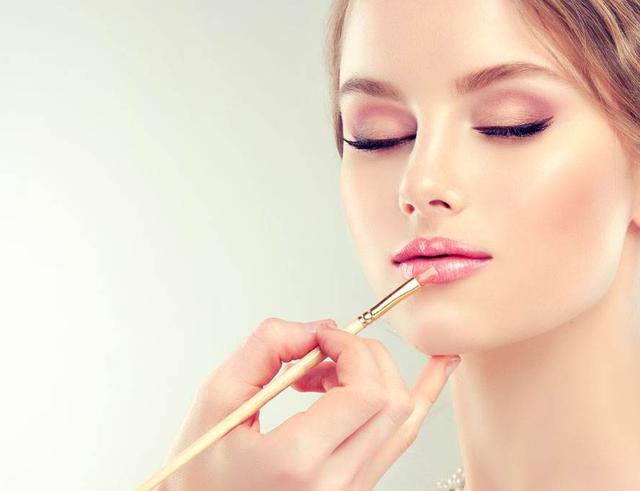 化妆先抹防晒还是先抹bb霜,化妆时先涂隔离霜还是先涂防晒霜