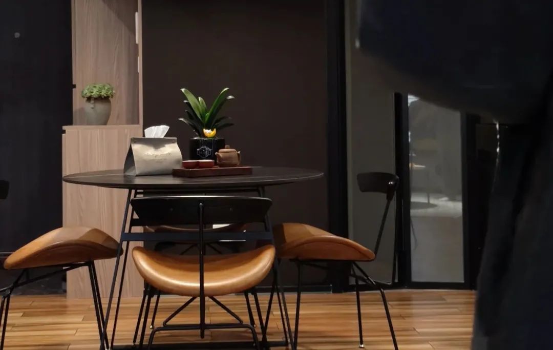 意式极简风格餐桌用什么石材颜色,什么样的实木餐桌好看又实用