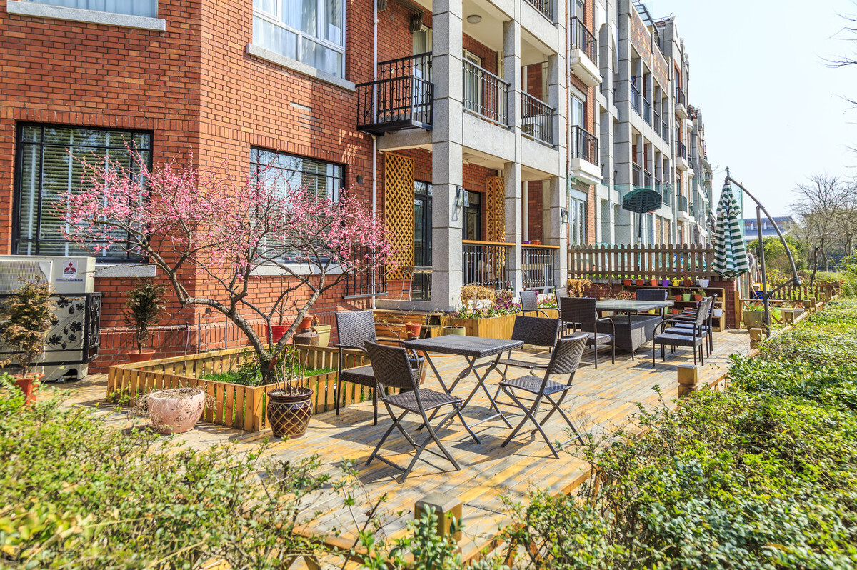 带阁楼和露台的顶楼,带阁楼的顶楼和带院子的一楼