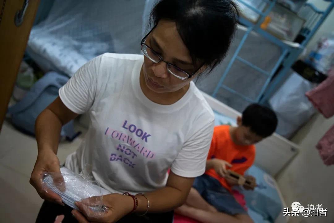 香港劏房妈妈生3个女儿,香港住劏房的妈妈