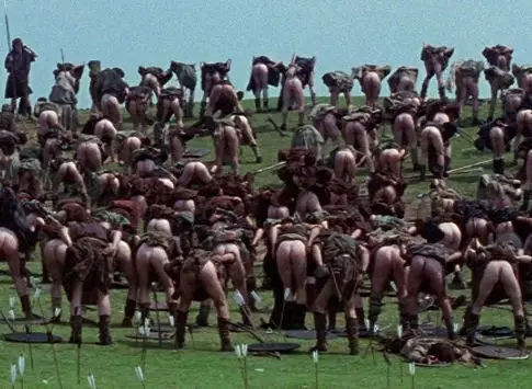 有个民族裙子里不穿*裤内**，是真的吗？