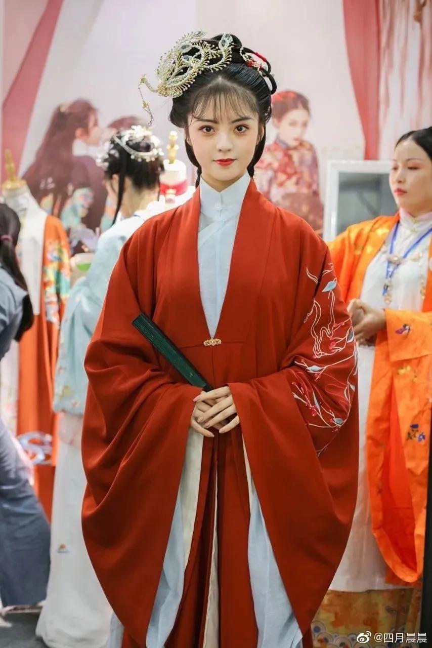 00后女孩演绎四大名著美女,凭一个造型火出圈,200万网友点赞