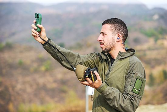 *击狙**手能盲狙目标吗，真正的*击狙**手喊话别被游戏欺骗了