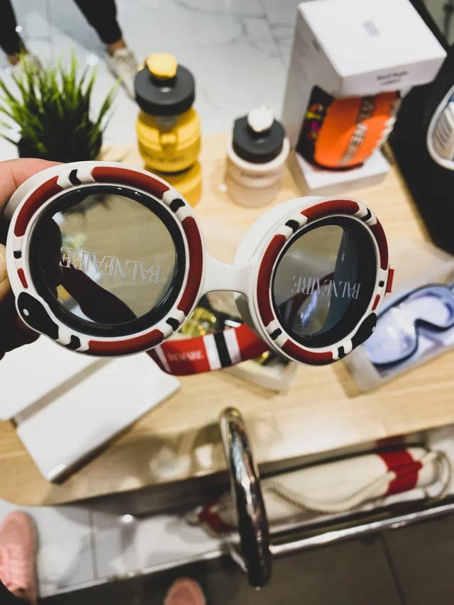 带娃游泳必须戴泳镜吗,儿童学游泳适合戴大框泳镜吗