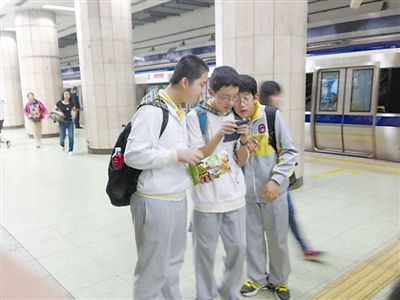 教育部开始对校园手机下手,老师和家长拍手叫好,学生不乐意了