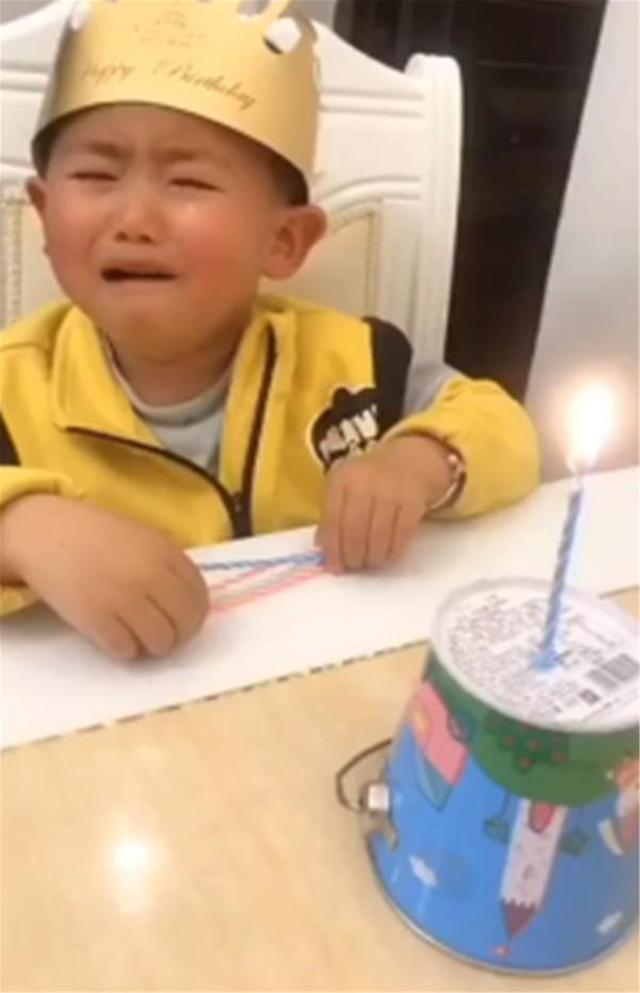 “最委屈生日”火了,看见桌上爸爸送的假蛋糕,孩子哭着许愿