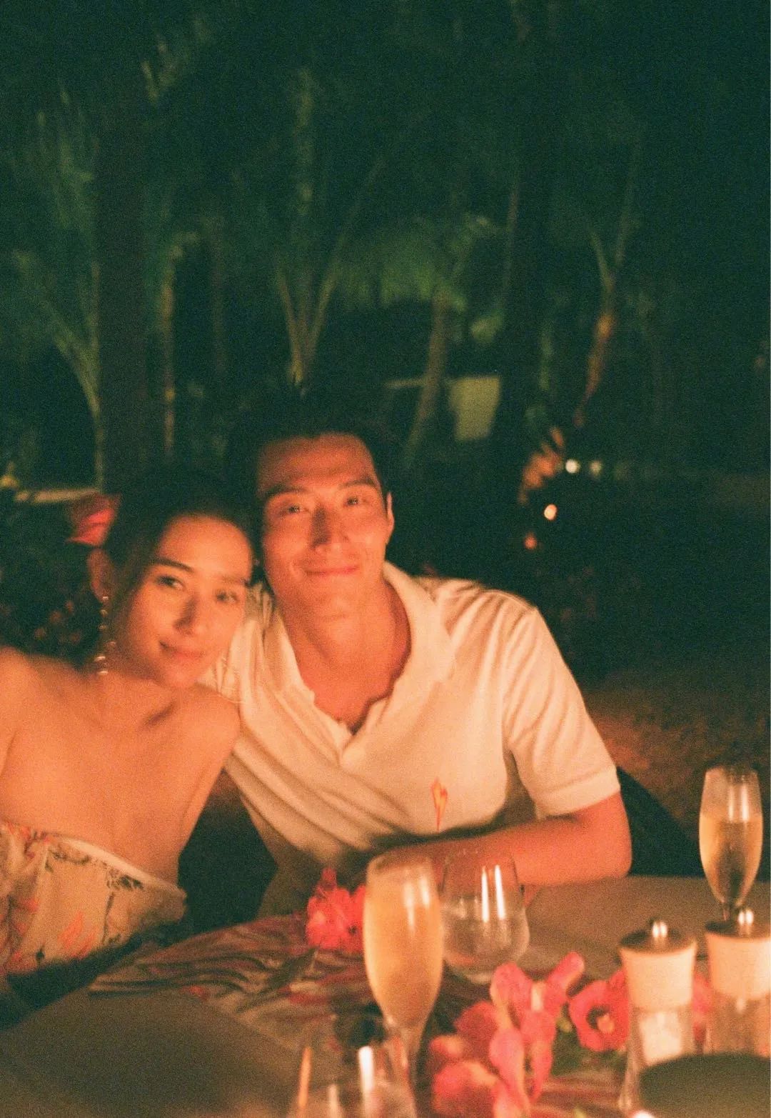 何超莲晒窦骁合照大秀恩爱,窦骁深夜晒何超莲合影