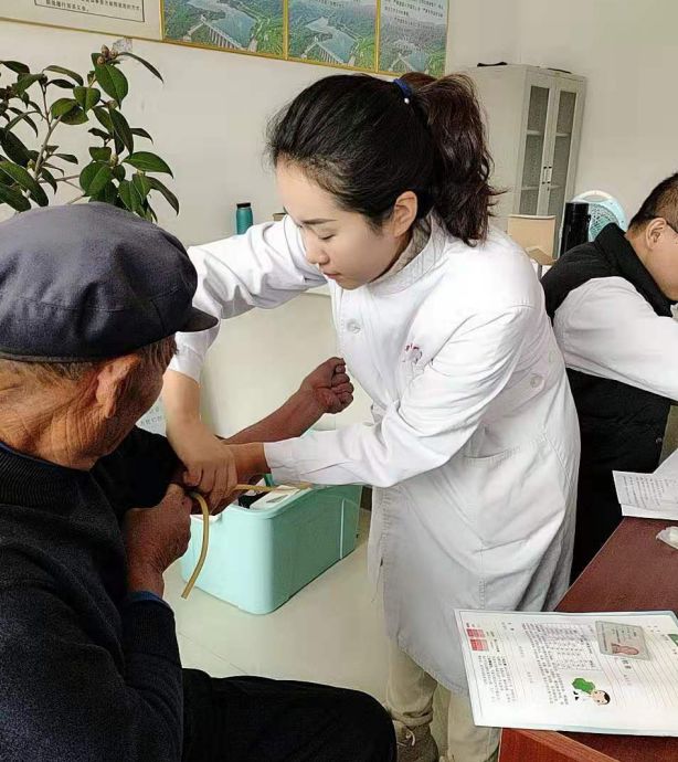 山村里的白大褂,潍坊市中医院白大褂