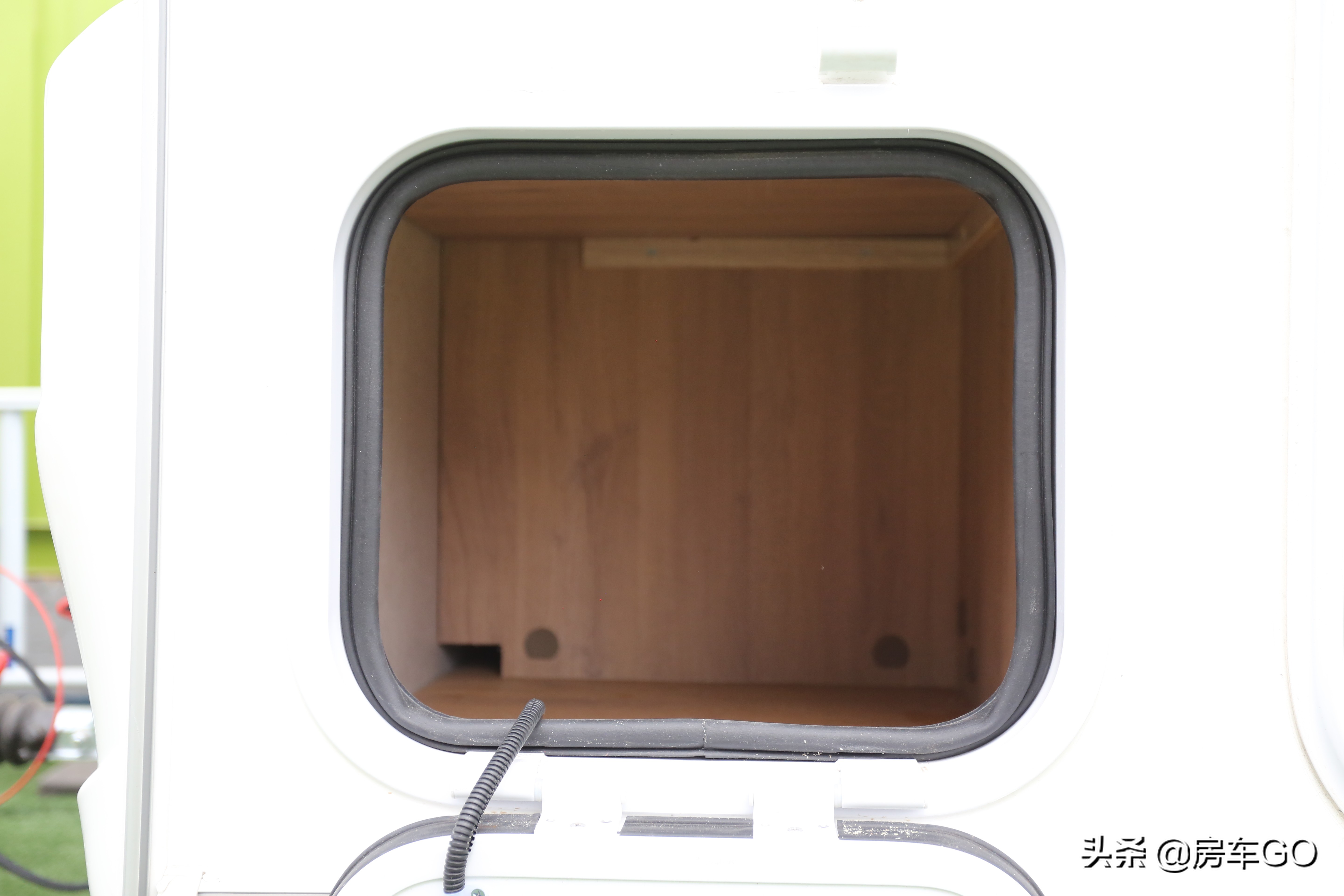 可以上蓝牌的拖挂房车,能住三人小型拖挂房车