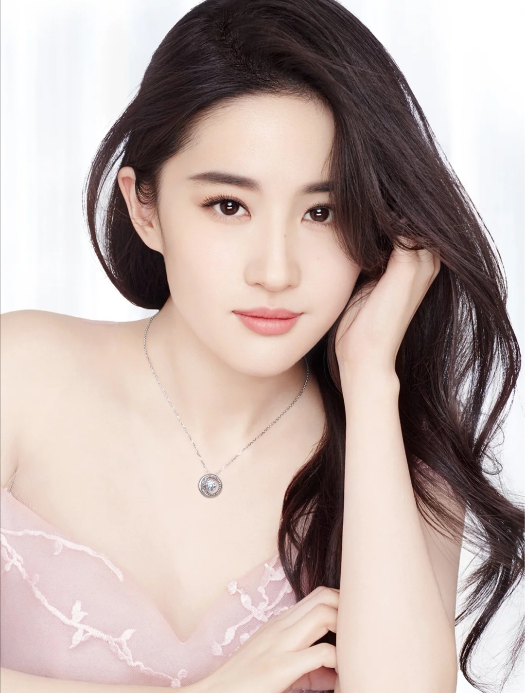 迪丽热巴的五官配上刘亦菲的脸型,刘亦菲迪丽热巴谁的眼睛好看