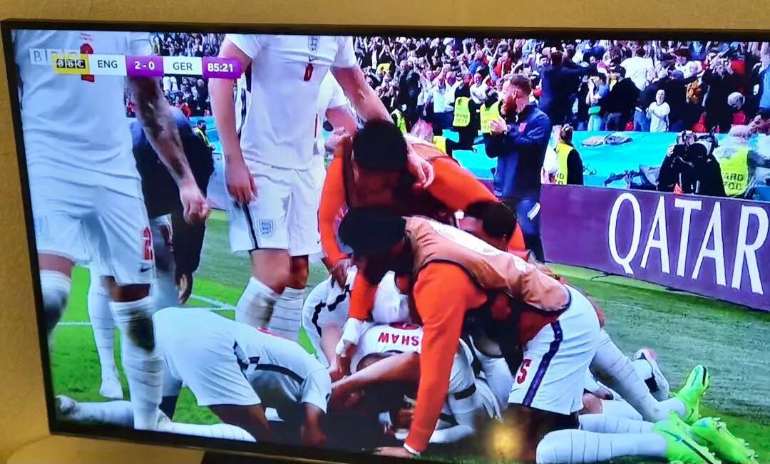 英格兰2-0大胜冰岛,英格兰4比0最新比赛