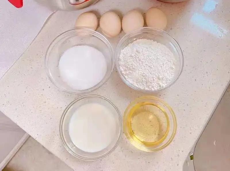 电饭煲蛋糕正宗做法只需三个鸡蛋,5个鸡蛋不分离做蛋糕电饭煲