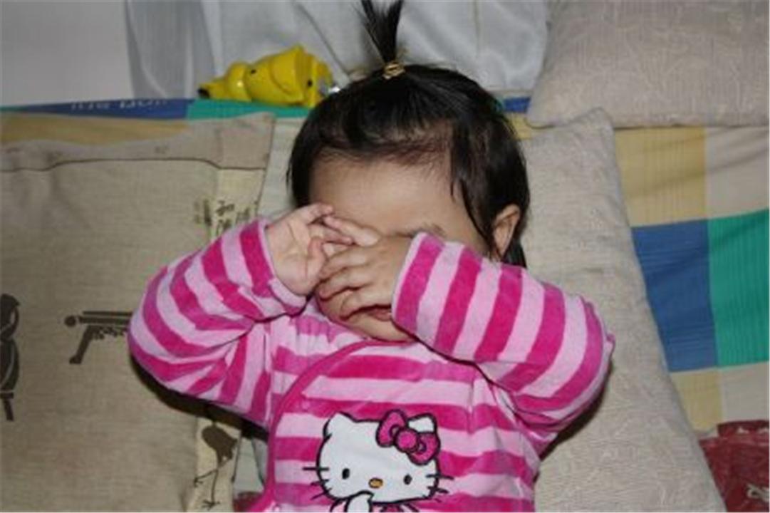 3岁孩子眼睛进了石灰,妈妈第一时间这样处理,医生看了都点赞