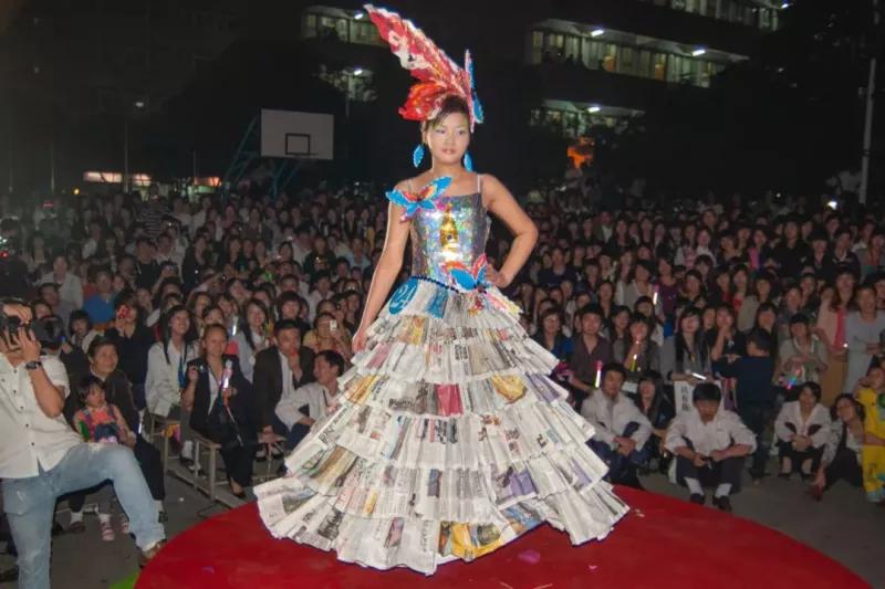 他用20年，拍下了流水线上的一代“打工人”