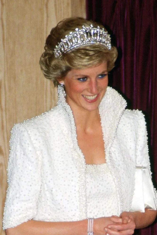 戴妃经典款戒指,戴妃蓝宝石珠宝