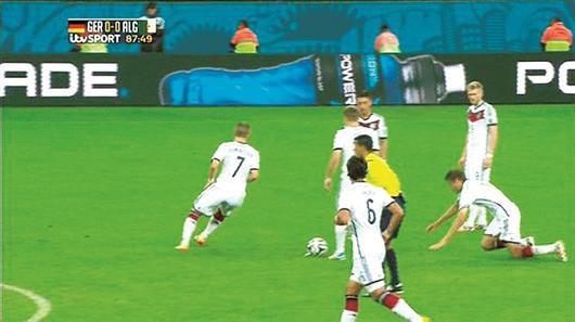 足球界的拉莫斯霸气出场,足球场上顶牛画面拉莫斯