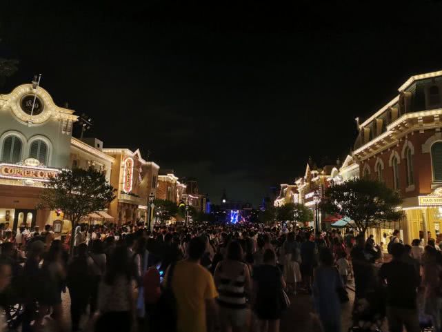 香港迪士尼今年首季盈利创新高,香港迪士尼亏损还是盈利