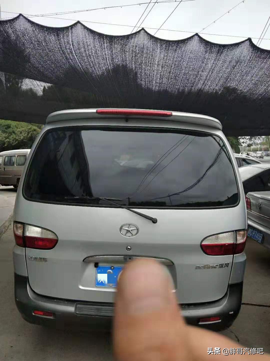 6年车龄的大型七座MPV价格冰点，比五菱大气多了就是费油