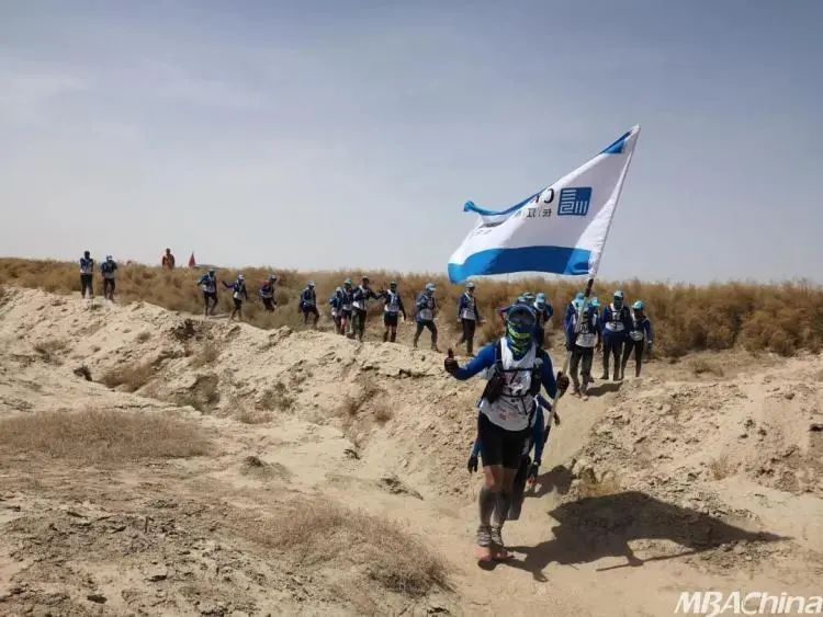 一个小镇姑娘逆袭,小镇青年逆袭的故事