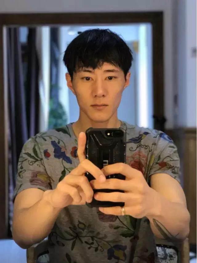 高晓松烟疤,高晓松手臂的烟疤