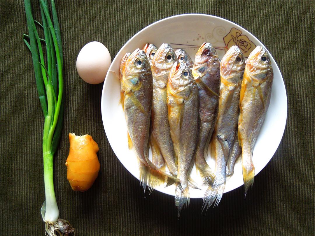 家常小黄鱼油炸,小黄鱼做法少油