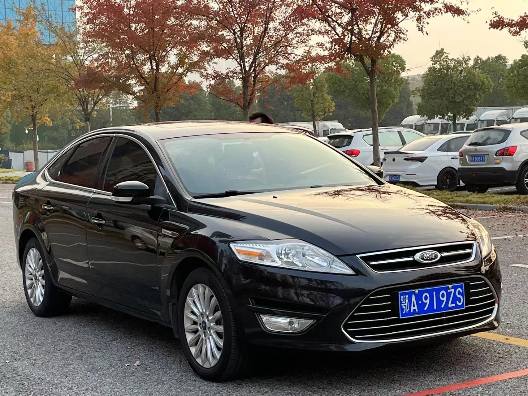 当年20多万的12款蒙迪欧2.3外形到现在也不过时4万多无人问津